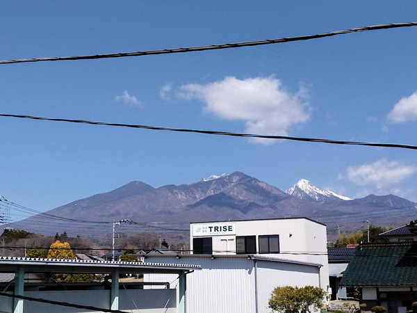 2階西側、約6帖の洋室からは八ヶ岳が望める。