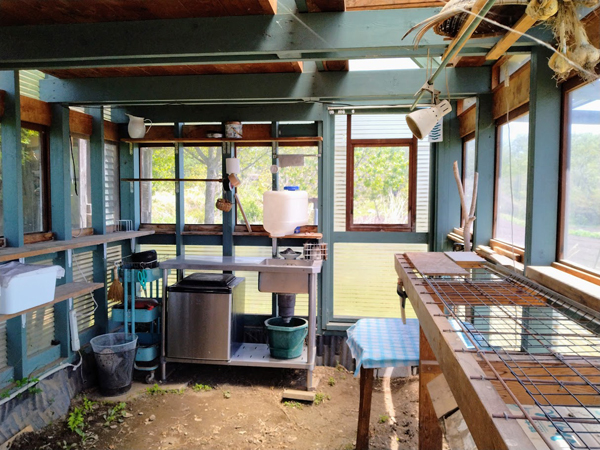小屋の中の様子。はしごで上がるロフト部分あり。