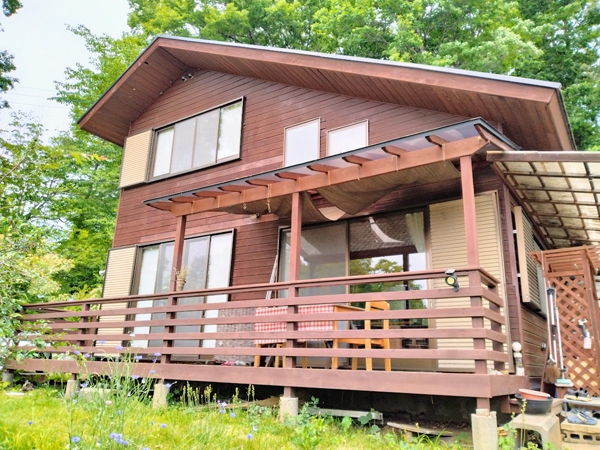 平成8年築、片流れ屋根が特徴的な住宅。