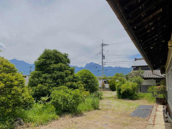 庭先には甲斐駒ヶ岳の雄姿。