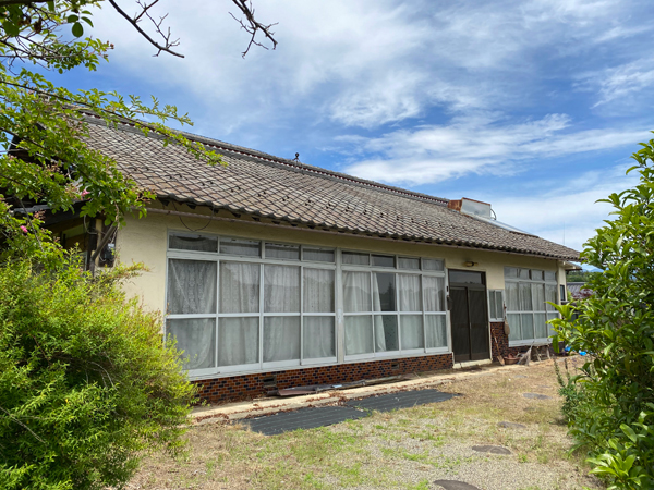 母屋は築年数相応の劣化が進み、大規模な修繕が必要。