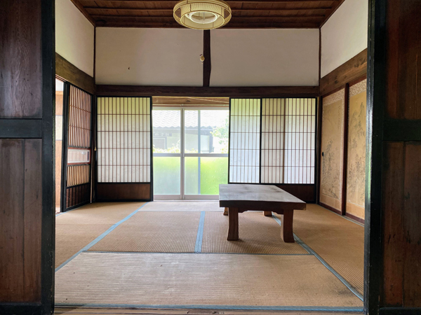 室内は床の沈みや建物の歪みが見られる。