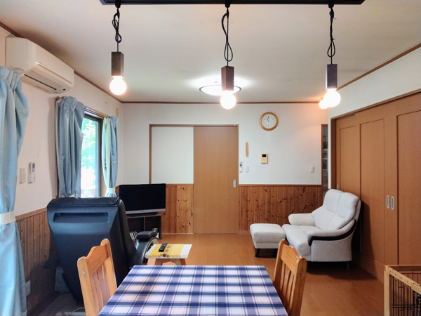 キッチンから玄関方向を見る。
