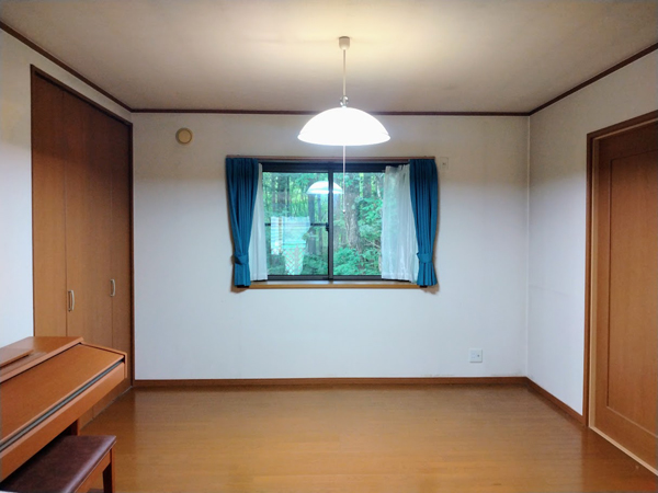 LDK横、8帖の洋室。