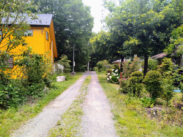 前面道路の様子。周囲には定住者もいる。