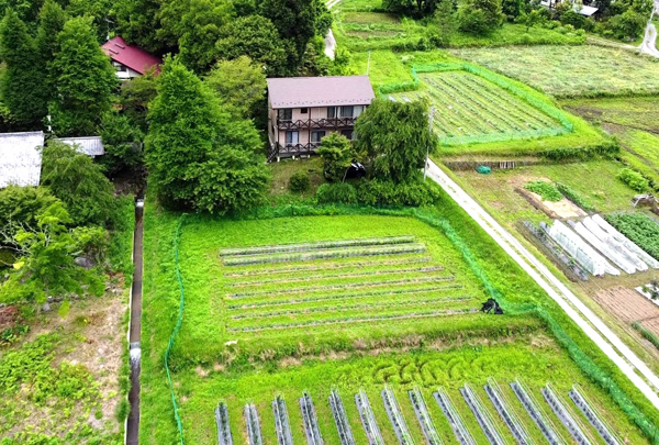 別荘、移住者宅、畑が混在する長閑な環境にある。