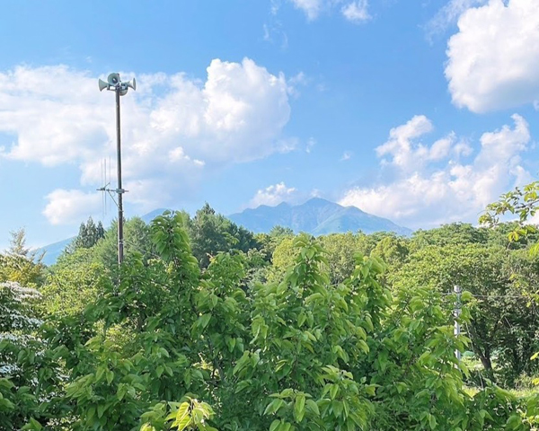 お風呂からの八ヶ岳の眺め。落葉時期には全容が見える。