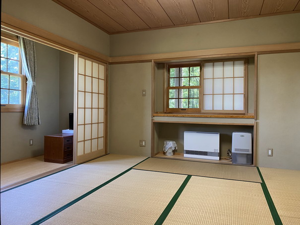1階、8帖の和室。広縁あり。