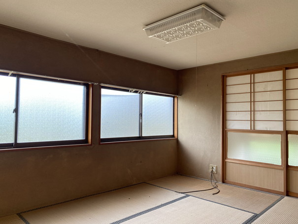 室内は床の沈みや建物の歪みが見られる。