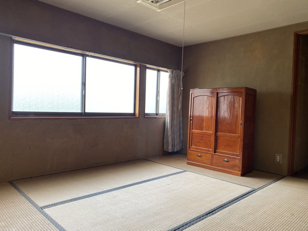室内は床の沈みや建物の歪みが見られる。