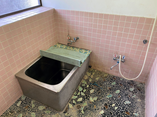 お風呂場。長年使用しておらず、給湯器は使えない。