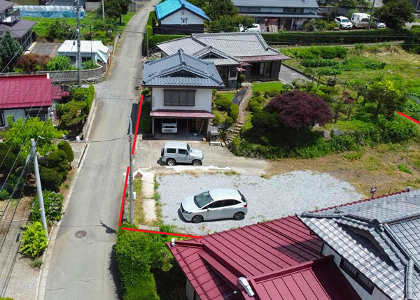 上空より敷地を見たもの。手前に砂利敷き。奥に庭園を囲むように母屋と離れがある。