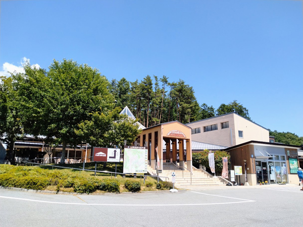 車で約8分。新鮮な野菜や特産品、温泉のある小淵沢道の駅。