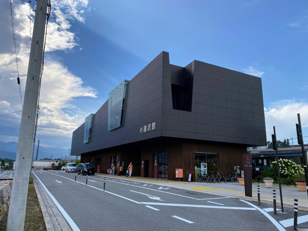 小淵沢駅から徒歩10分。