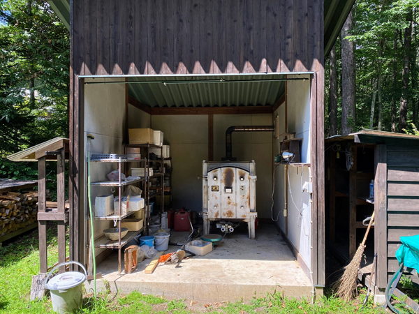 裏の小屋には、陶芸窯（灯油式）が設置されている。